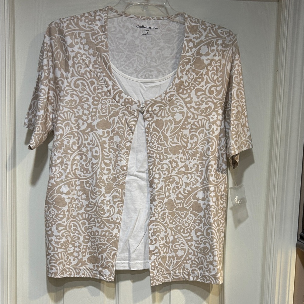 NWT Croft & Barrow Women's Beige and White Floral Top